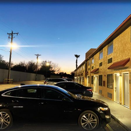 Baymont By Wyndham Del Rio Hotel Exterior photo