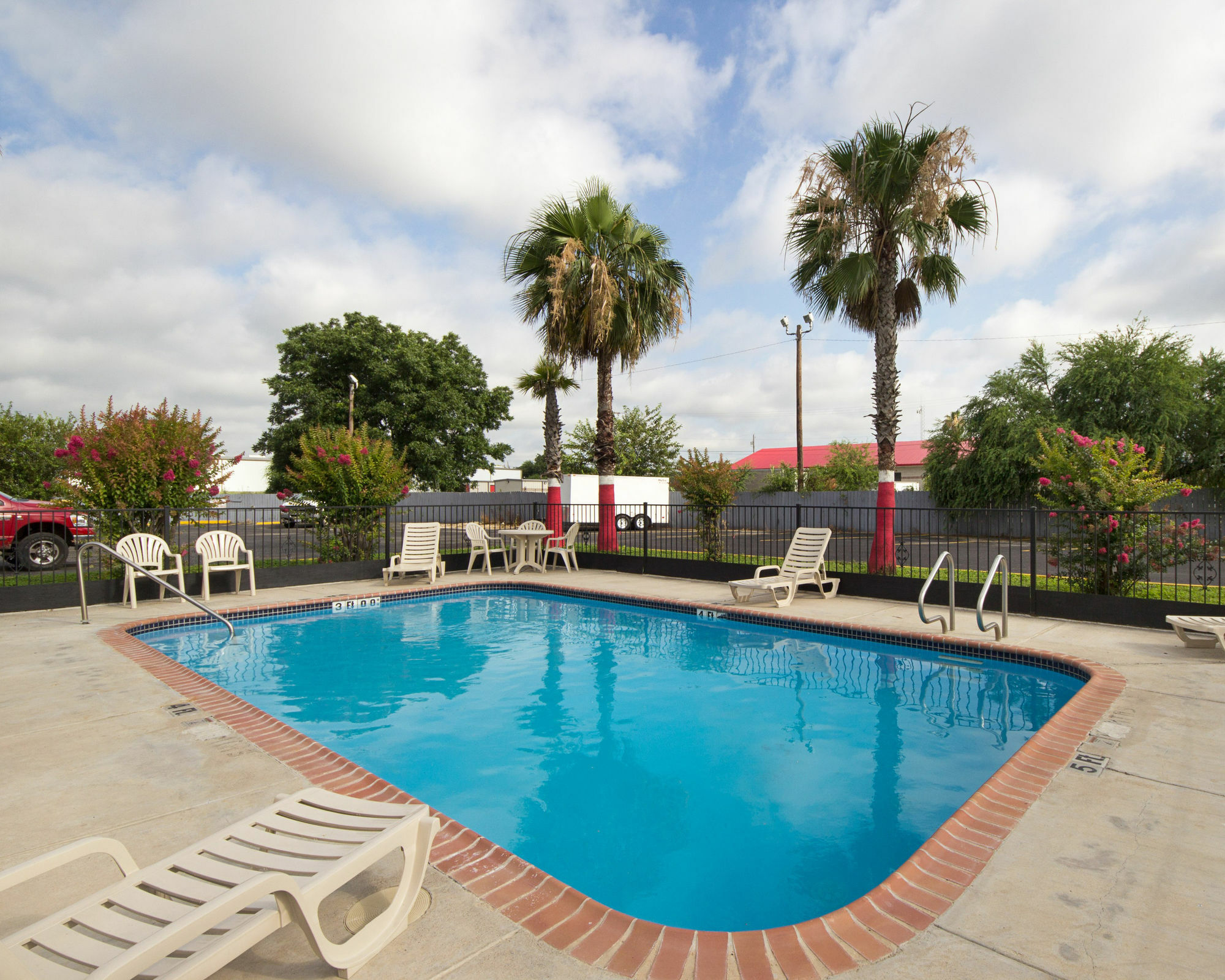 Baymont By Wyndham Del Rio Hotel Exterior photo